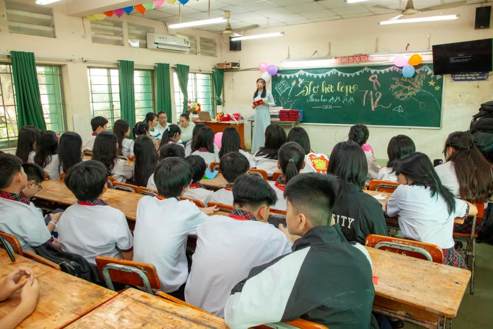 Giá sách và học liệu