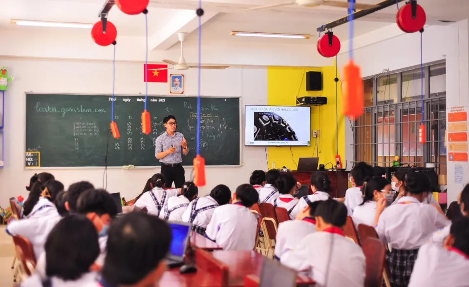 Thầy cô đang giảng bài